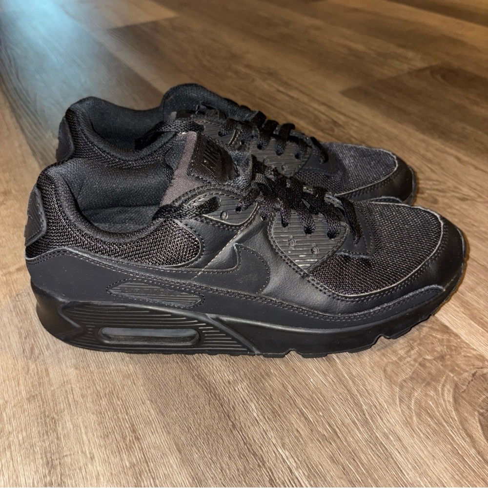 Nike Black Low-Top Mesh & Leather Sneakers men's 7/9 women's